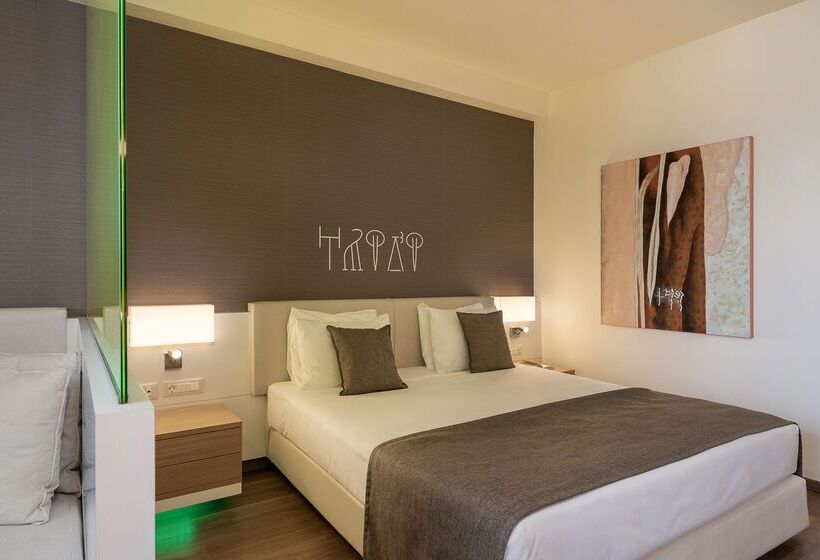 חדר משפחתי, Avra Imperial