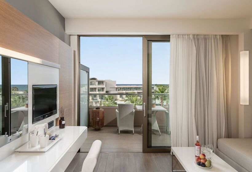 חדר משפחתי, Avra Imperial