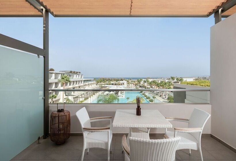 חדר משפחתי, Avra Imperial