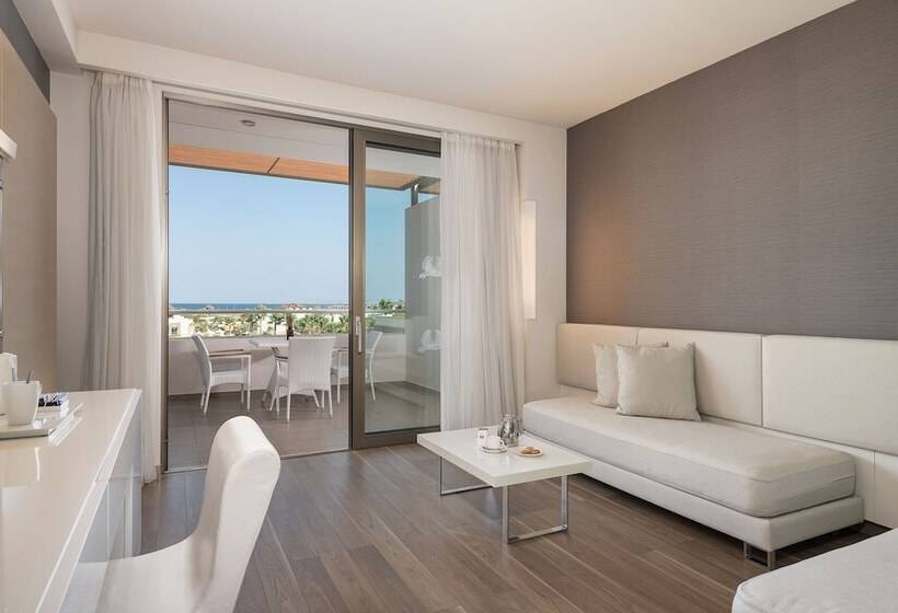 חדר משפחתי, Avra Imperial