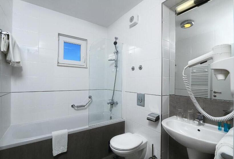 غرفة قياسية مطلّة علي البحر, Pastura