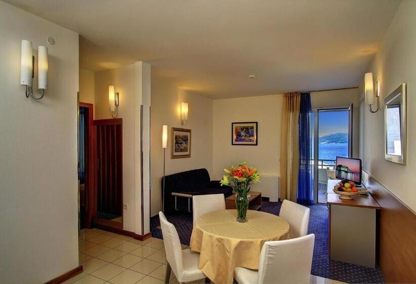 جناح مطلّ علي البحر, Pastura