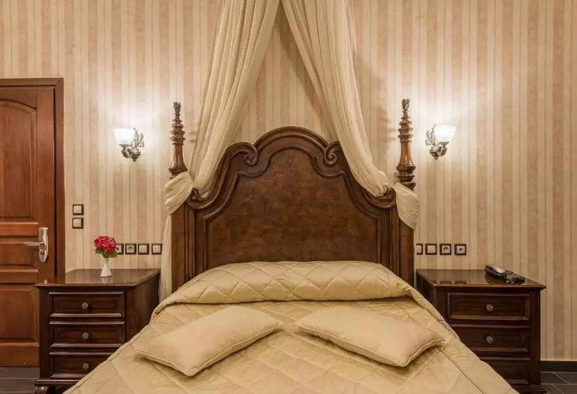 سوییت جونیور, Theofilos Paradise Boutique