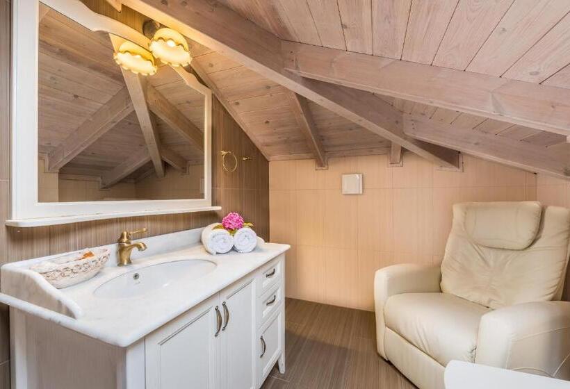 سوییت سوپریور, Theofilos Paradise Boutique