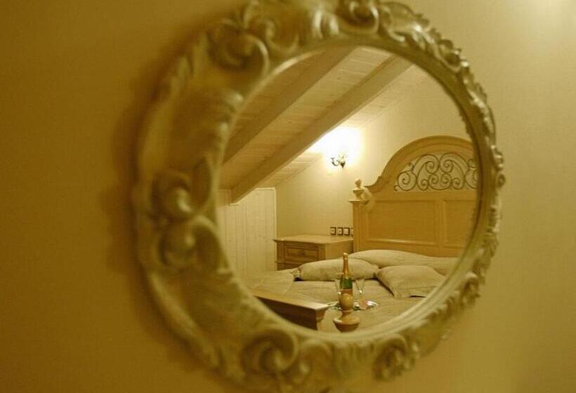 سوییت سوپریور, Theofilos Paradise Boutique