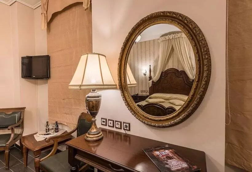 سوییت جونیور, Theofilos Paradise Boutique