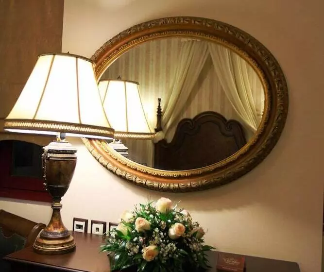 سوییت جونیور, Theofilos Paradise Boutique