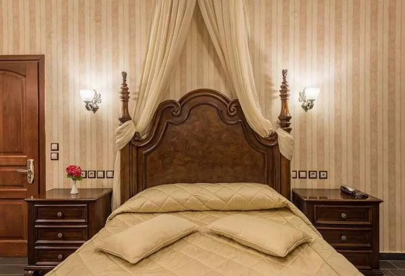سوییت جونیور, Theofilos Paradise Boutique