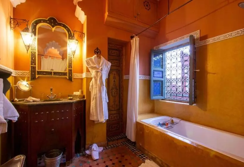 سوییت, Riad Kaiss By Anika