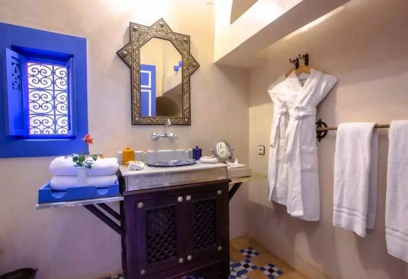 سوییت, Riad Kaiss By Anika