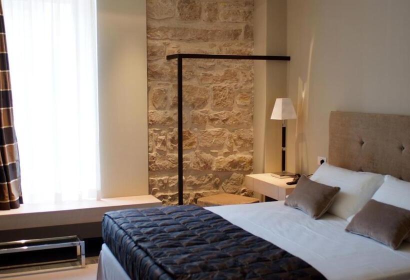 غرفة قياسية, El Homs Palace