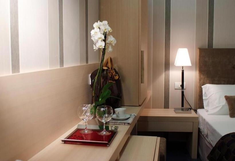 غرفة قياسية, El Homs Palace