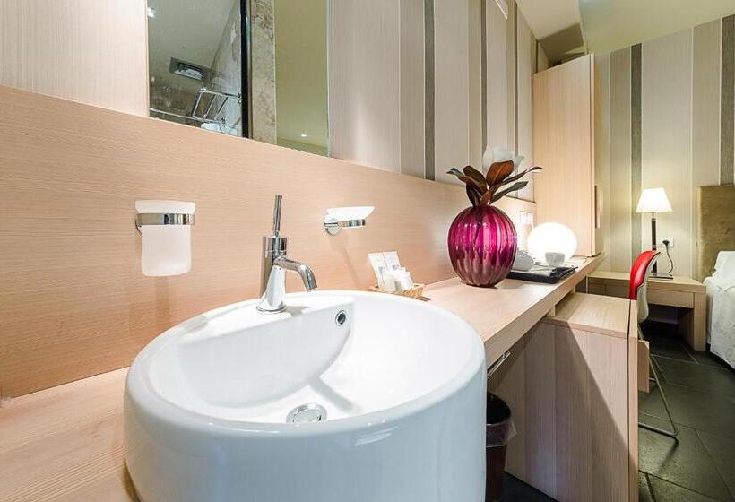 غرفة قياسية, El Homs Palace