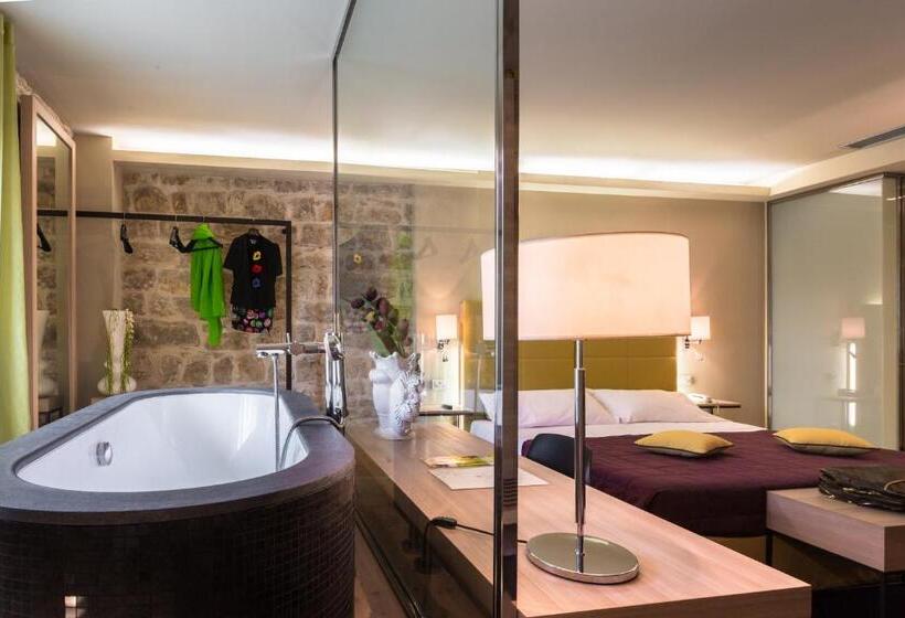 جناح جونيور, El Homs Palace