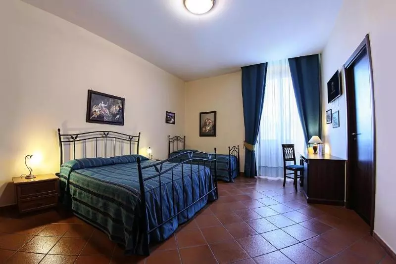 اتاق کلاسیک سه تخته, Grand Hotel Capodimonte
