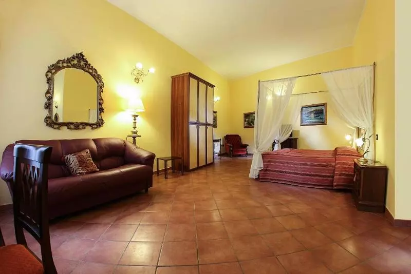 سوییت جونیور, Grand Hotel Capodimonte
