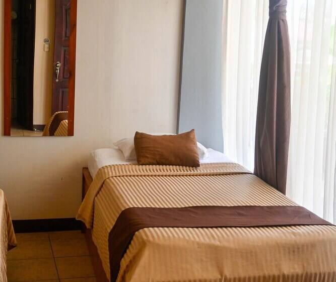 غرفة قياسية ثلاثية مزودة بتراس, Las Colinas