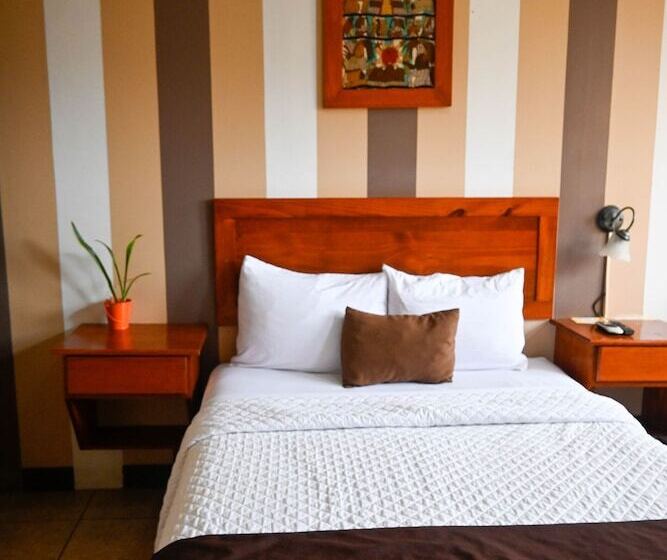 غرفة قياسية ثلاثية مزودة بتراس, Las Colinas