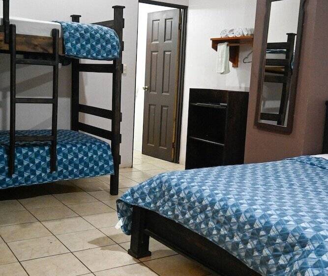 غرفة عائلية, Las Colinas