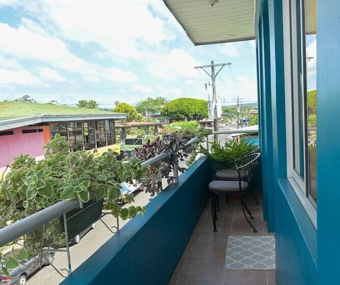 جناح جونيور مزوَّد بشرفة, Las Colinas