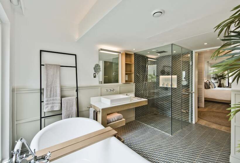 Полулюкс, Lux Grand Gaube Resort & Villas