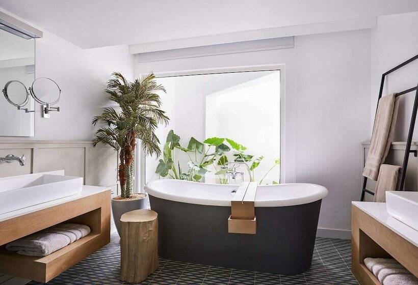 Полулюкс, Lux Grand Gaube Resort & Villas