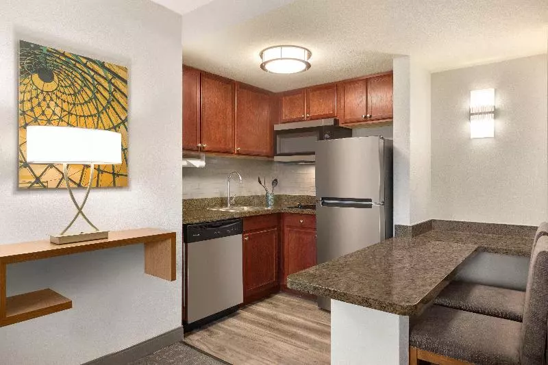 キングサイズベッドのスイートルーム, Staybridge Suites Tampa East  Brandon, An Ihg