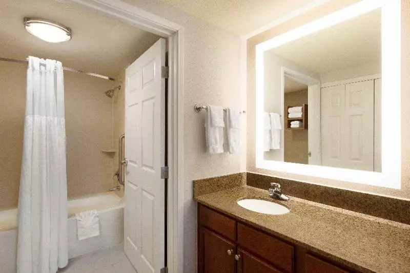 キングサイズベッドのスイートルーム, Staybridge Suites Tampa East  Brandon, An Ihg