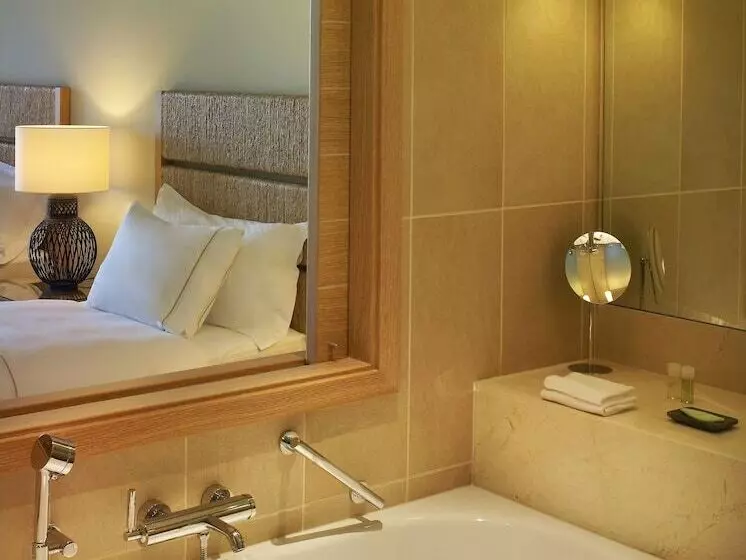 اتاق لوکس با چشم‌انداز باغ, The Westin Resort Costa Navarino