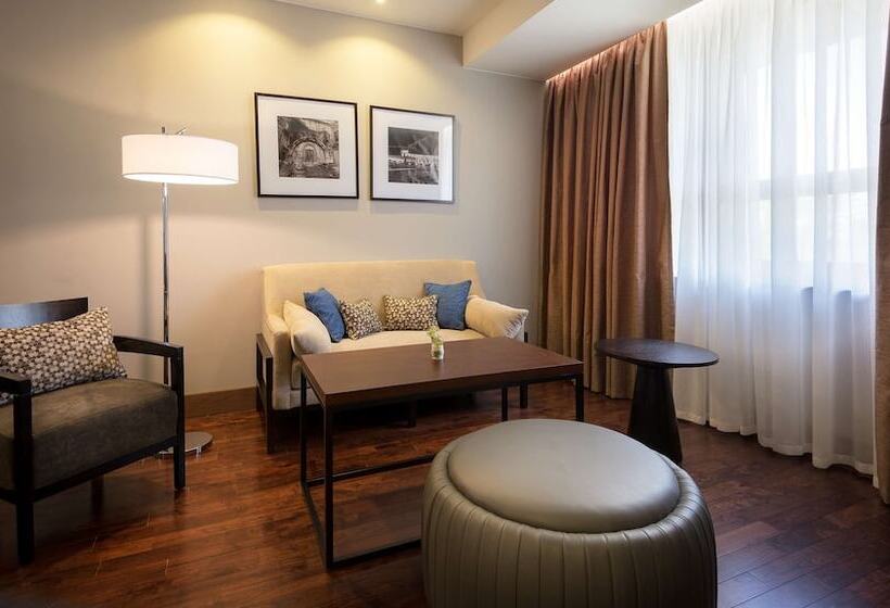 جناح جونيور, Radisson Blu Hotel Yerevan