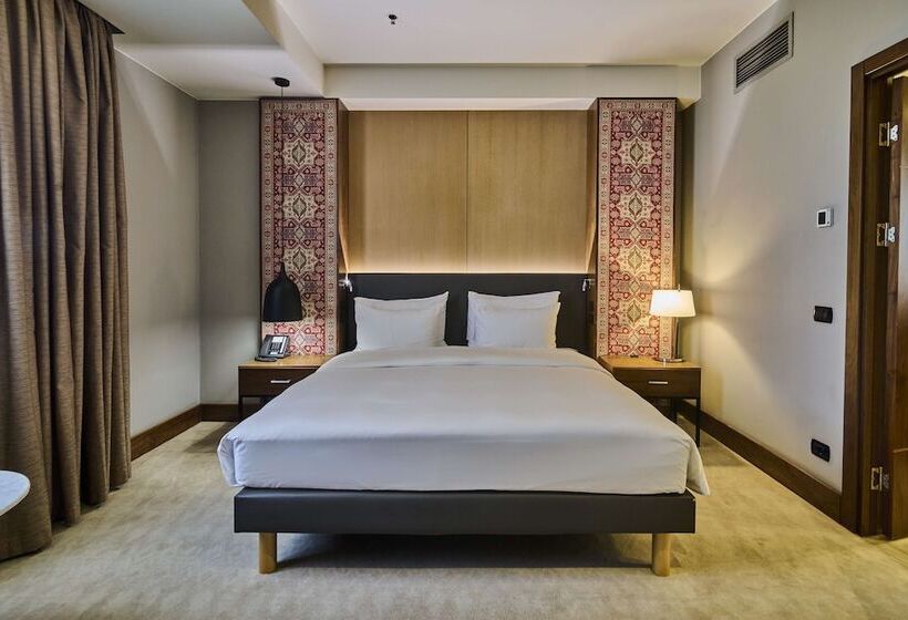 جناح جونيور, Radisson Blu Hotel Yerevan