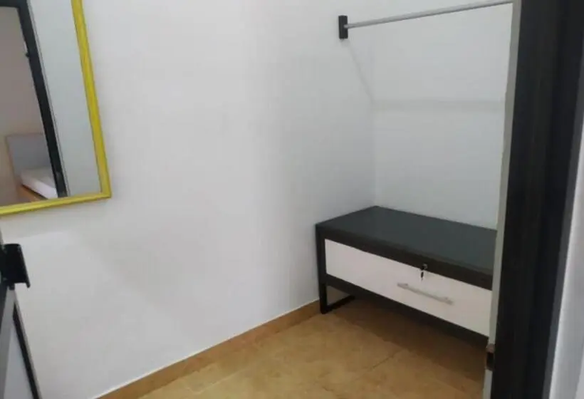 スタンダードシングルルーム, Oyo 90699 Yellow White Guesthouse Palu