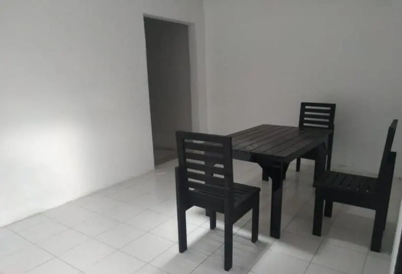 スタンダードルーム, Oyo 90699 Yellow White Guesthouse Palu