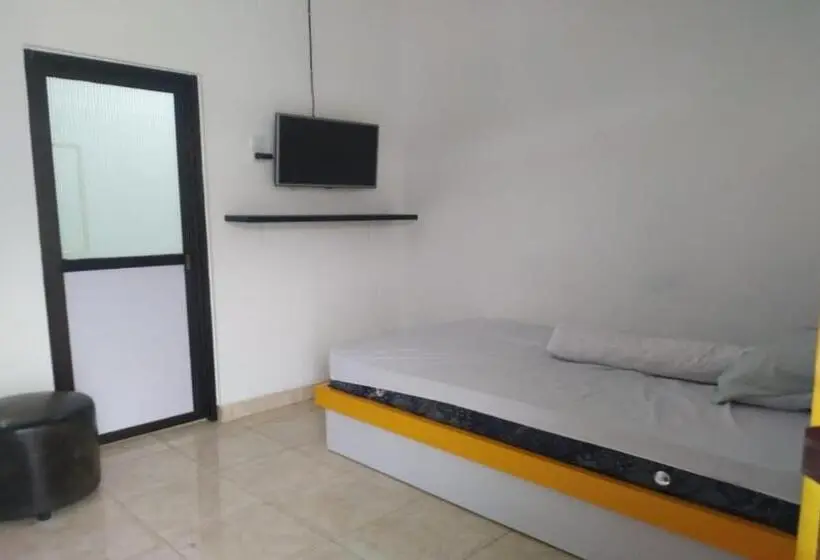 スタンダードルーム, Oyo 90699 Yellow White Guesthouse Palu