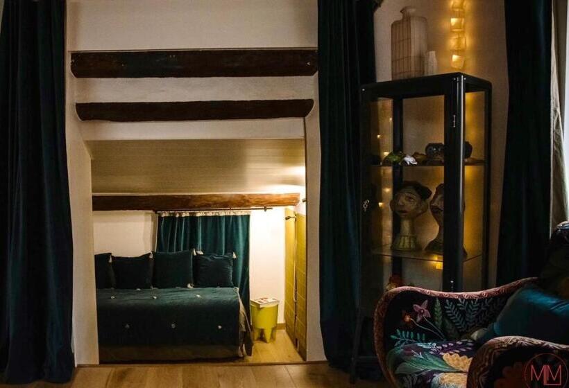 Номер Deluxe, Origines