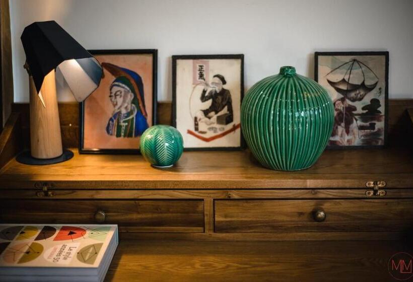 Номер Deluxe, Origines