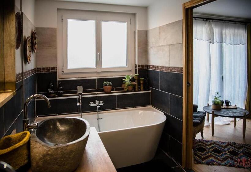 Номер Deluxe с Балконом, Origines