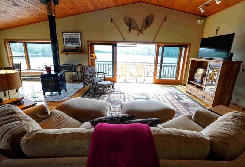 جناح ديلوكس, Ampersand Bay Resort