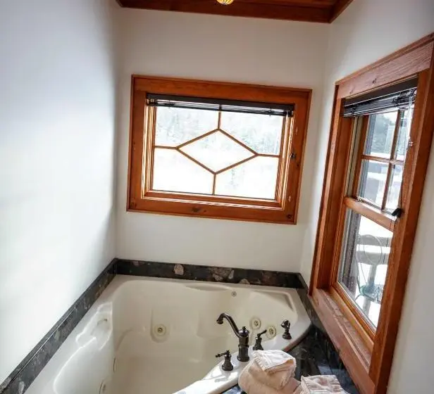 1 Bedroom Apartment Lake View, Ampersand Bay Resort