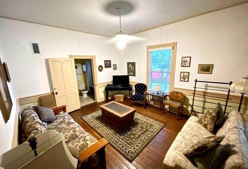 كابينة, Grady House Bed And Breakfast