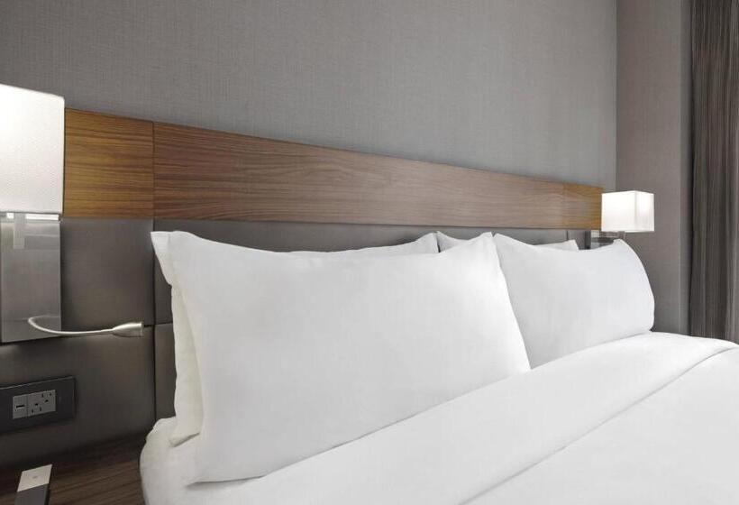 اتاق استاندارد با تخت بزرگ برای معلولان, Ac Hotel By Marriott St Louis Central West End