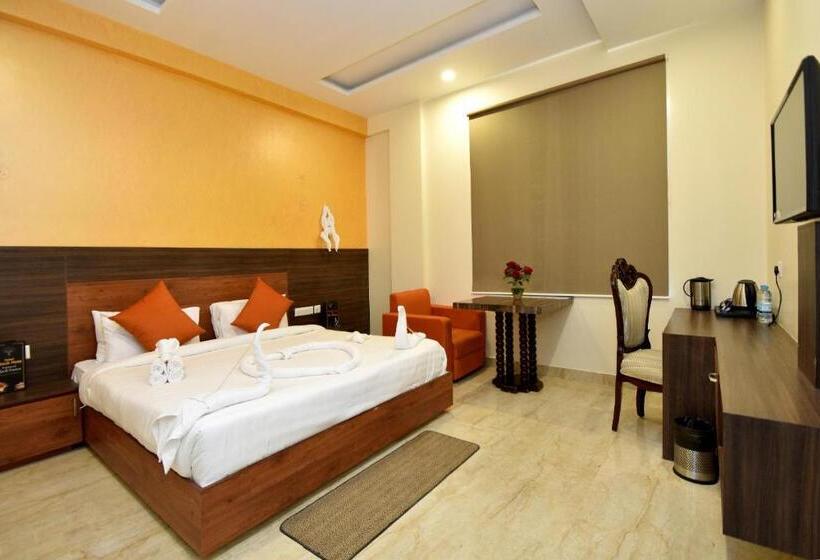 Delüks Oda, Bhaskar