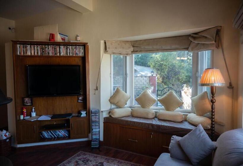 استودیوی لوکس, Sarah S Lodge