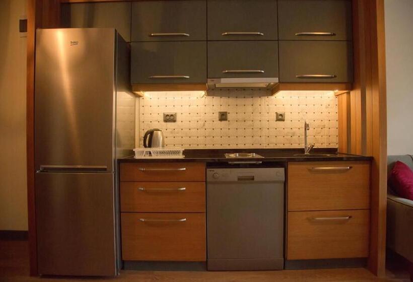 Studio Standard Widok Morze, Ceneviz Suit