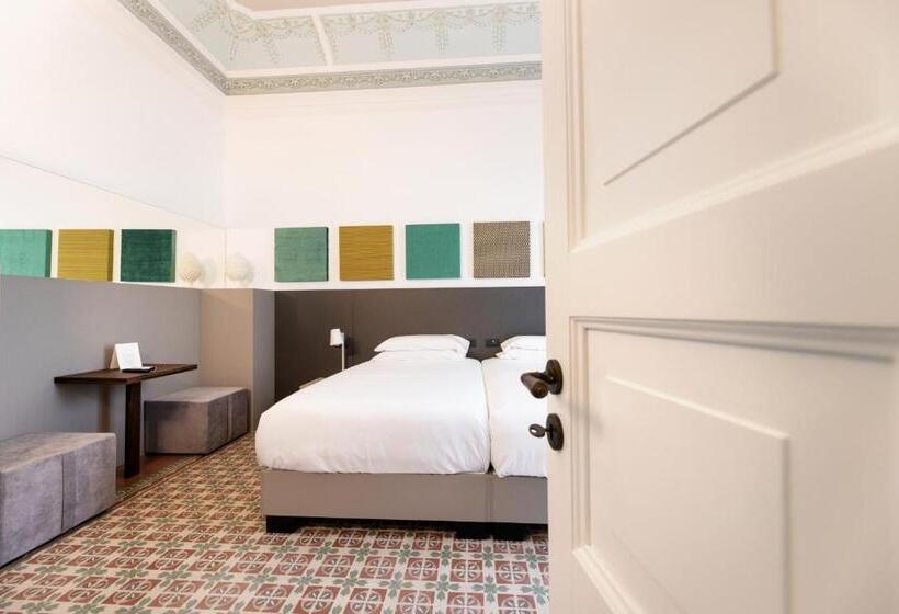 带阳台的三人标准间, Riflessi Acireale Palace Suites