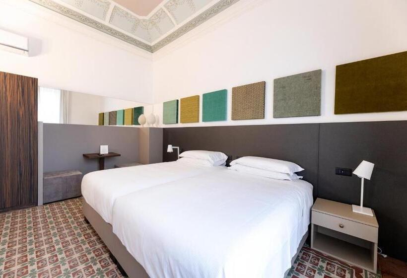 带阳台的三人标准间, Riflessi Acireale Palace Suites