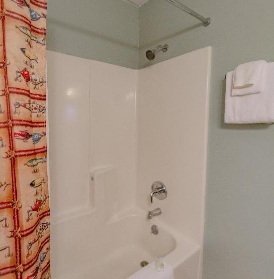 جناح جونيور عائلى, Swiss Mountain Village