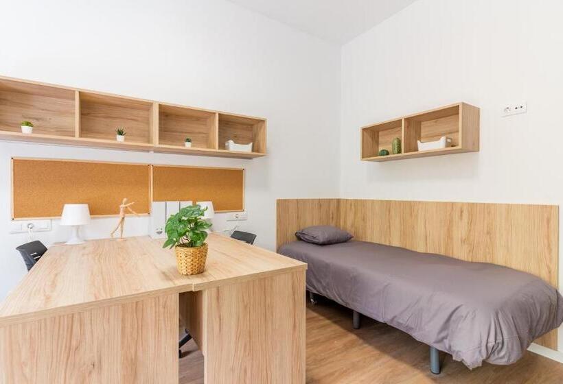 اتاق استاندارد سه نفره, Albergue Juvenil Colegio Mayor Galileo Galilei