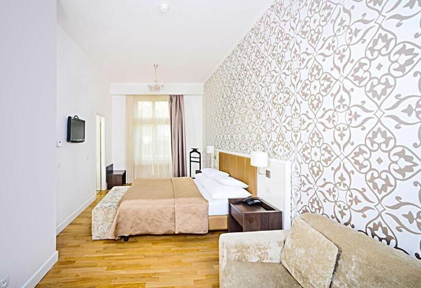 اتاق سوپریور, Deminka Palace