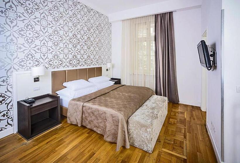 اتاق سوپریور, Deminka Palace